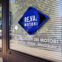 reva-motori-allestiemnto-finestre-la-serifoto